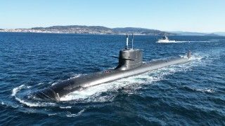 Hiszpański okręt podwodny „Isaac Peral” (S-81) na powierzchni u wybrzeży Hiszpanii. Na drugim planie okręt patrolowy „Tabarca” (P-28).