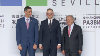 Mężczyźni stoją na tle ścianki