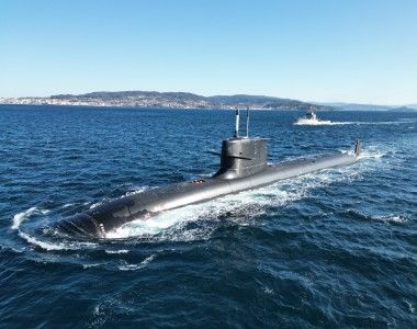 Hiszpański okręt podwodny „Isaac Peral” (S-81) na powierzchni u wybrzeży Hiszpanii. Na drugim planie okręt patrolowy „Tabarca” (P-28).