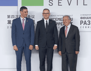 Mężczyźni stoją na tle ścianki