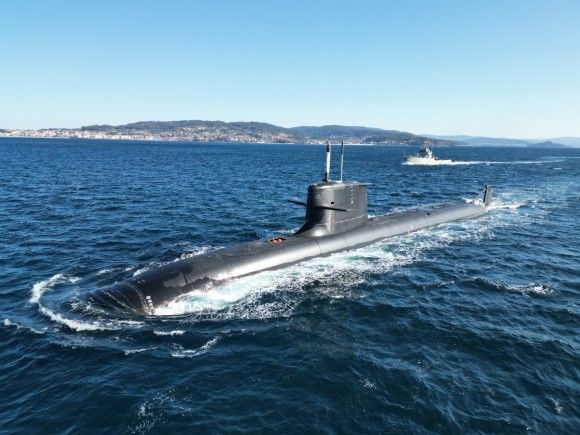 Hiszpański okręt podwodny „Isaac Peral” (S-81) na powierzchni u wybrzeży Hiszpanii. Na drugim planie okręt patrolowy „Tabarca” (P-28).
