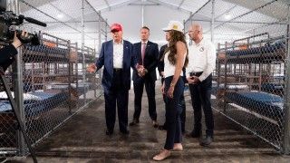 Prezydent USA Donald Trump w "aligatorowym Alcatraz", ośrodku detencyjnym dla migrantów na Florydzie na terenie opuszczonego lotniska wśród mokradeł Everglades.