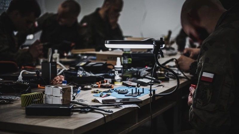 Szkolenie z budowy dronów FPV w 1. Warszawskiej Brygadzie Pancernej