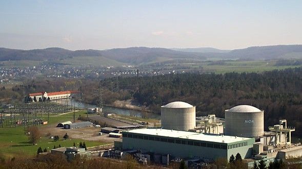 widok na elektrownię Beznau z lotu ptaka, w tle elektrownia wodna