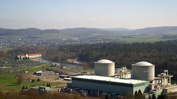 widok na elektrownię Beznau z lotu ptaka, w tle elektrownia wodna