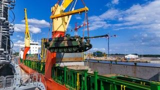 Czołgi K2GF podczas rozładunku w porcie.