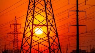 linie energetyczne na tle zachodzącego słońca