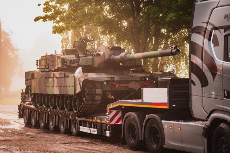 Czołg K2GF podczas transportu do 15. Giżyckiej Brygady Zmechanizowanej.
