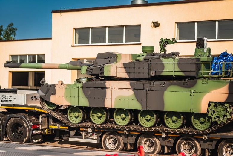 Czołg K2GF należący do 15. Giżyckiej Brygady Zmechanizowanej podczas transportu na zestawie niskopodowoziowym.