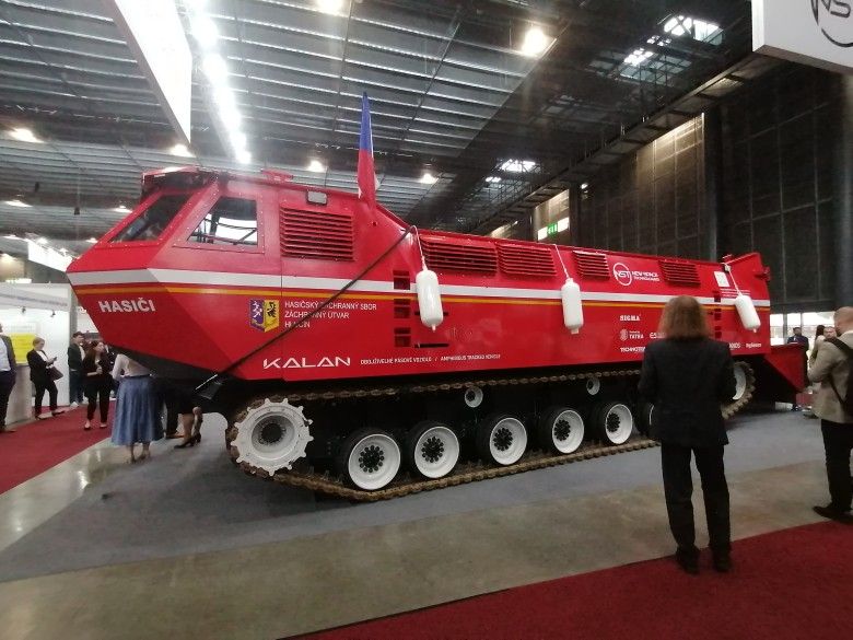 Gąsienicowa amfibia KALAN zademonstrowana podczas targów pożarniczych PYROS 2025 w Brnie.