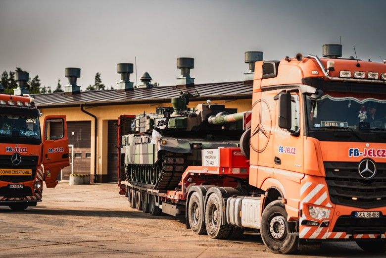 Czołg K2GF należący do 15. Giżyckiej Brygady Zmechanizowanej podczas transportu na zestawie niskopodowoziowym.