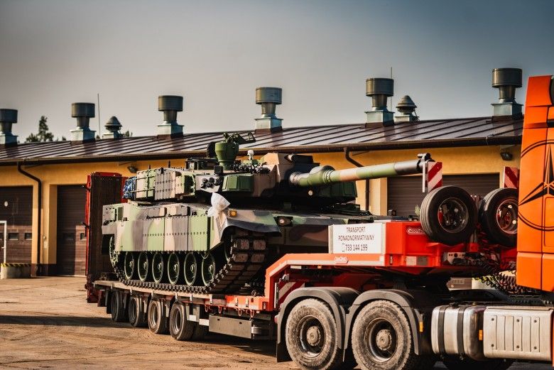 Czołg K2GF należący do 15. Giżyckiej Brygady Zmechanizowanej podczas transportu na zestawie niskopodowoziowym.