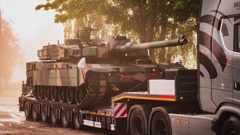 Czołg K2GF podczas transportu do 15. Giżyckiej Brygady Zmechanizowanej.