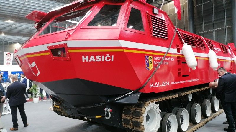 Gąsienicowa amfibia KALAN zademonstrowana podczas targów pożarniczych PYROS 2025 w Brnie.