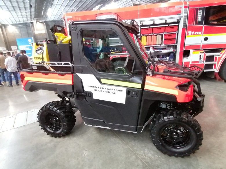Uniwersalny pojazd SxS Polaris Ranger 4x4 należący do Straży Pożarnej Republiki Czeskiej pokazany na targach PYROS 2025.