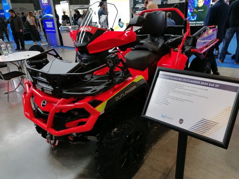 Quad Outlander Max 6x6 należący do Straży Pożarnej Republiki Czeskiej pokazany na targach PYROS 2025.