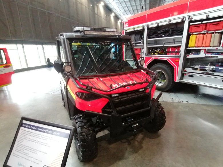 Uniwersalny pojazd SxS Polaris Ranger 4x4 należący do Straży Pożarnej Republiki Czeskiej pokazany na targach PYROS 2025.