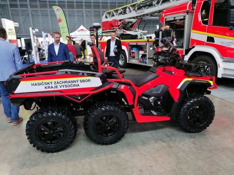 Quad Outlander Max 6x6 należący do Straży Pożarnej Republiki Czeskiej pokazany na targach PYROS 2025.
