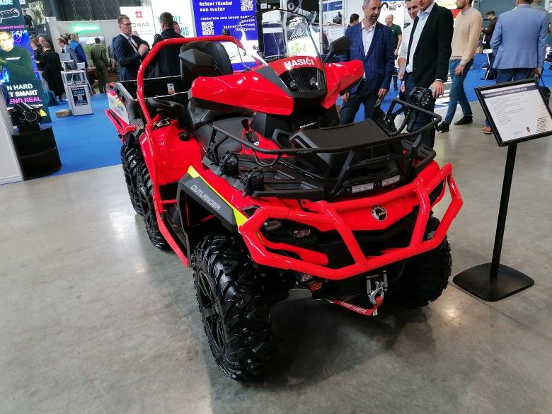 Quad Outlander Max 6x6 należący do Straży Pożarnej Republiki Czeskiej pokazany na targach PYROS 2025.