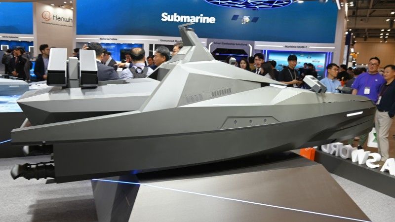 Dron nawodny Sea Sword-X zaprezentowany po raz pierwszy przez koncern LIG Nex1 w czasie targów MADEX 2025