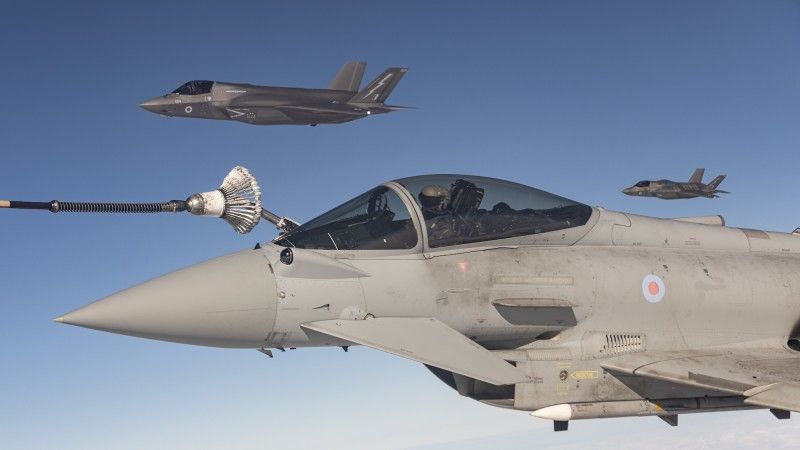 Na pierwszym planie brytyjski Typhoon, na drugim F-35B