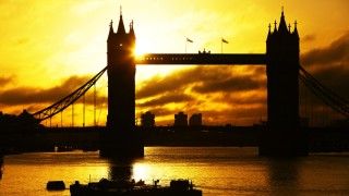 tower bridge o wschodzie słońca