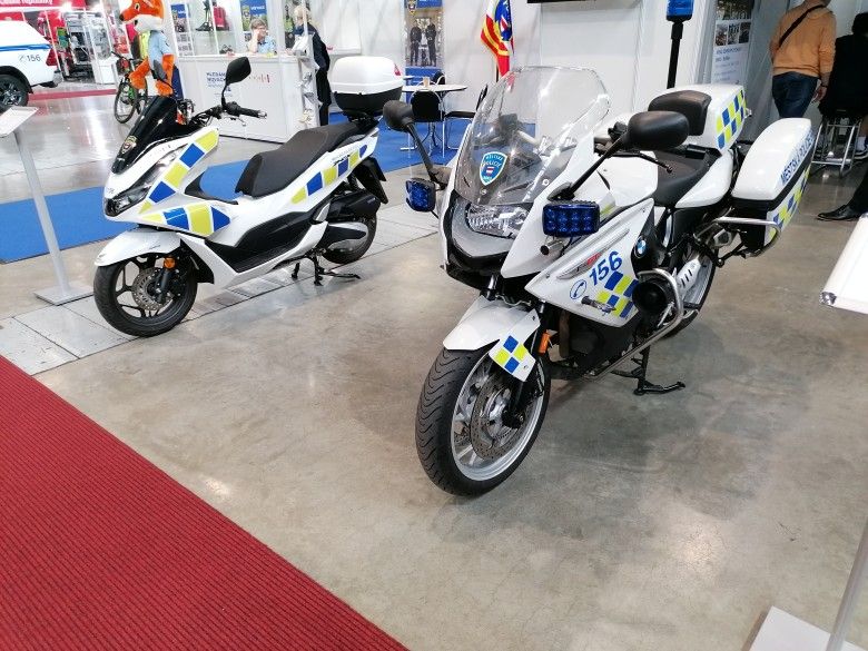 Skuter Honda WW125EX2 oraz motocykl BMW F750GS należące do czeskiej Straży Miejskiej.