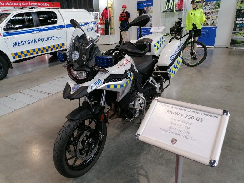 Motocykl BMW F750GS należący do czeskiej Straży Miejskiej.