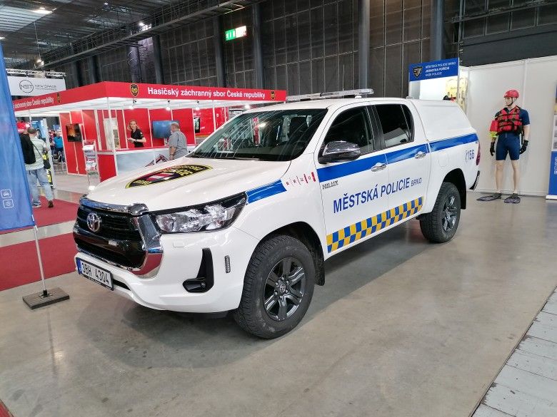 Pojazd patrolowy Toyota Hilux należący do czeskiej Straży Miejskiej.