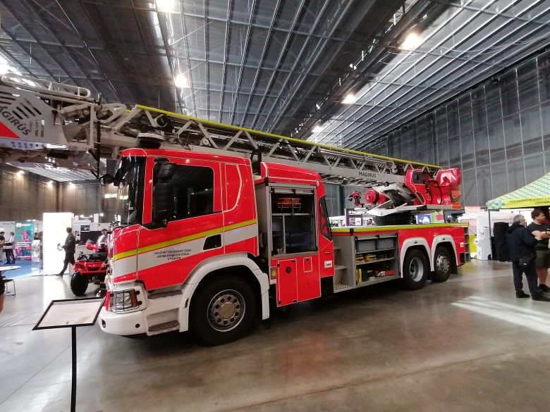 Samochód gaśniczy z ramieniem hydraulicznym AZ40-S1V należący do Straży Pożarnej Republiki Czeskiej.