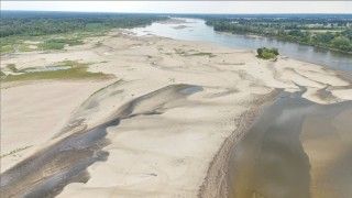 Bardzo niski stan wody w Wiśle. Nie widać nurtu, większość rzeki to łany piachu