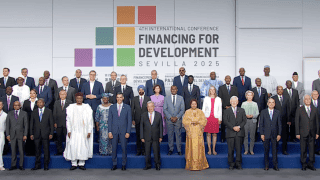 wspólne zdjęcie przywódców państw i organizacji międzynarodowych na konferencji