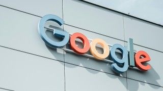Do Komisji Europejskiej trafiła skarga dotycząca Przeglądów AI przygotowywanych przez sztuczną inteligencję Google'a. Jej autorzy wskazują na szkody, jakie wyrządziła nowa funkcja w sieci.