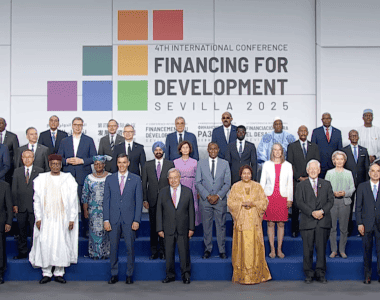 wspólne zdjęcie przywódców państw i organizacji międzynarodowych na konferencji