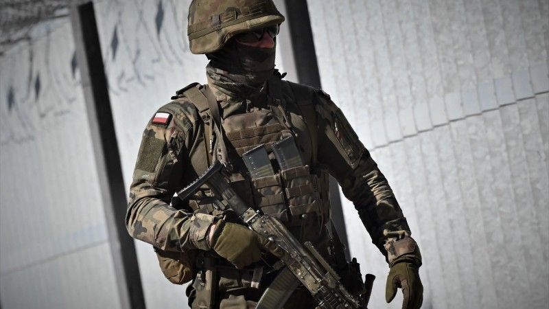 Żołnierz 12 Dywizji Zmechanizowanej podczas patrolu na granicy