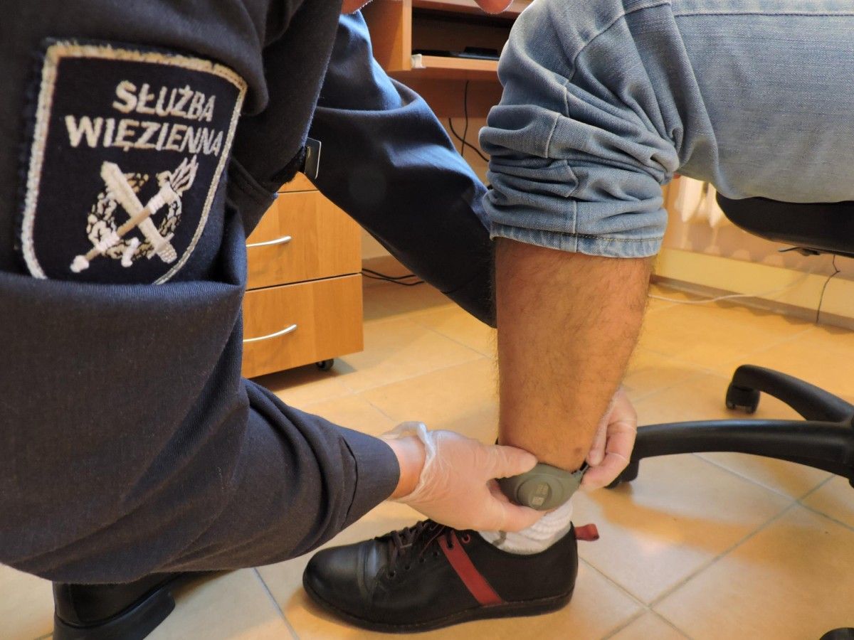 Rząd zwiększy dostęp do elektronicznego więzienia. Ministerstwo wraca do zmian w dozorze elektronicznym