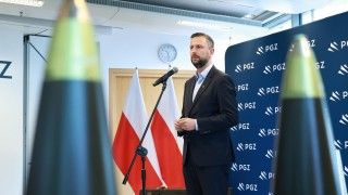 Wicepremier, Minister Obrony Narodowej Władysław Kosiniak-Kamysz na briefingu prasowym poświęconym rozbudowie zdolności produkcji amunicji wielkokalibrowej w spółkach Polskiej Grupy Zbrojeniowej.