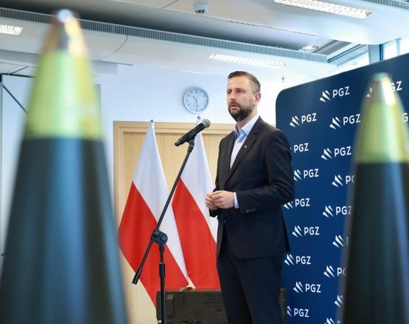 Wicepremier, Minister Obrony Narodowej Władysław Kosiniak-Kamysz na briefingu prasowym poświęconym rozbudowie zdolności produkcji amunicji wielkokalibrowej w spółkach Polskiej Grupy Zbrojeniowej.