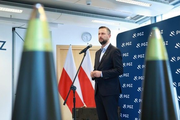 Wicepremier, Minister Obrony Narodowej Władysław Kosiniak-Kamysz na briefingu prasowym poświęconym rozbudowie zdolności produkcji amunicji wielkokalibrowej w spółkach Polskiej Grupy Zbrojeniowej.