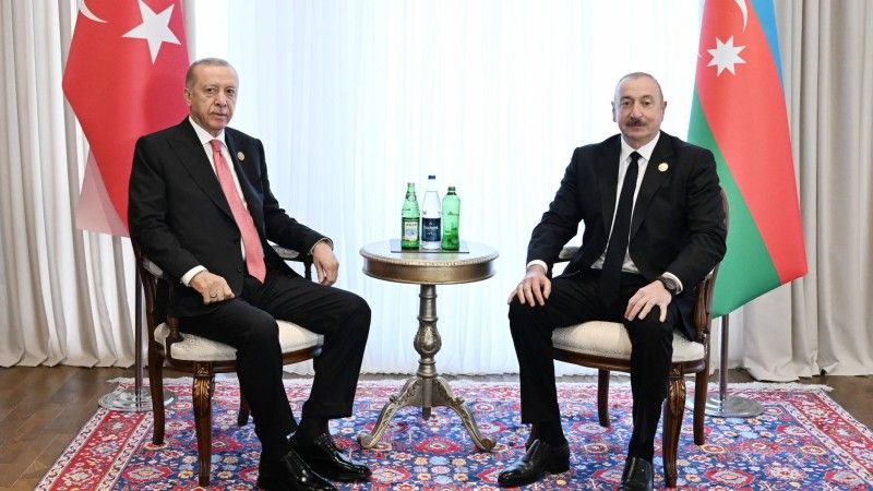 Prezydent Azerbejdżanu Ilham Alijew na spotkaniu z prezydentem Turcji Recepem Erdoğanem 4 lipca 2025 roku w Chankendi w rejonie Górskiego Karabachu