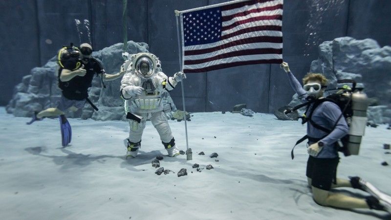 Nowe skafandry kosmiczne przeznaczone dla astronautów misji Artemis III w trakcie testów.