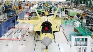 Linia montażowa KF-21 Boramae w zakładach Korea Aerospace Industries (KAI). Na zdjęciu prototypy numer 3, 4, 5 i 6.