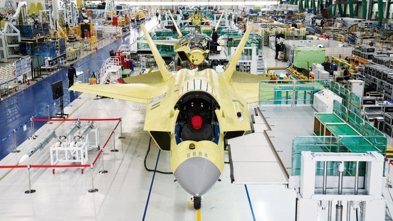 Linia montażowa KF-21 Boramae w zakładach Korea Aerospace Industries (KAI). Na zdjęciu prototypy numer 3, 4, 5 i 6.