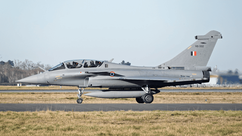 Dwumiejscowy wielozadaniowy samolot bojowy Dassault Rafale B w barwach Indyjskich Sił Powietrznych.