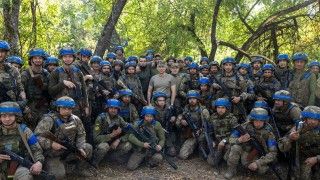 Naczelny Dowódca Sił Zbrojnych Ukrainy generał Ołeksandr Syrski pozuje do zdjęcia z żołnierzami 225 Samodzielnego Batalionu Szturmowego.