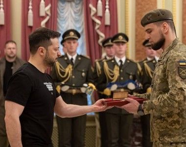 „Ali”, żołnierz 225. Samodzielnego Batalionu Szturmowego, otrzymuje Order Bohdana Chmielnickiego I klasy z rąk prezydenta Ukrainy Wołodymyra Zełenskiego.