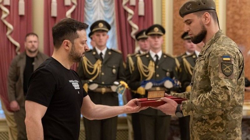 „Ali”, żołnierz 225. Samodzielnego Batalionu Szturmowego, otrzymuje Order Bohdana Chmielnickiego I klasy z rąk prezydenta Ukrainy Wołodymyra Zełenskiego.