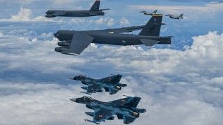 Amerykańskie bombowce B-52 Stratofortress eskortowane przez japońskie wielozadaniowe samoloty bojowe F-2 oraz koreańskie KF-16 Fighting Falcon, 11 lipca 2025 roku.