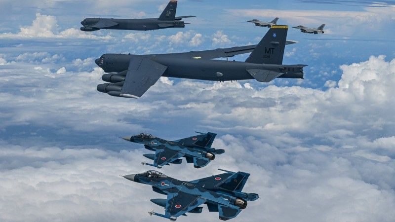 Amerykańskie bombowce B-52 Stratofortress eskortowane przez japońskie wielozadaniowe samoloty bojowe F-2 oraz koreańskie KF-16 Fighting Falcon, 11 lipca 2025 roku.