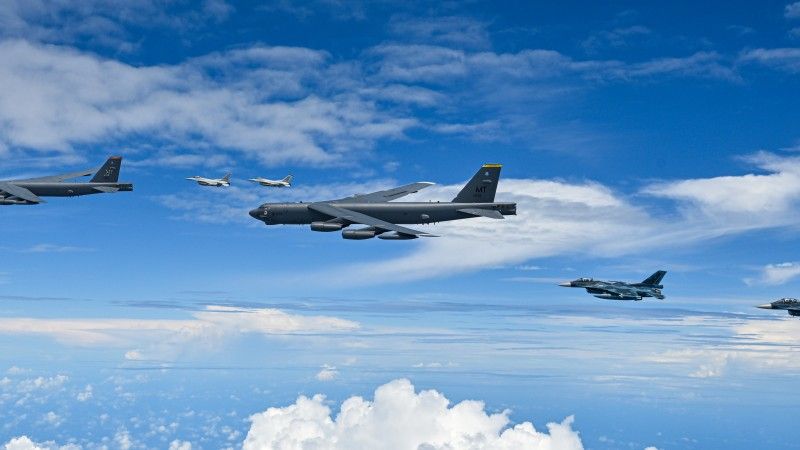 Amerykańskie bombowce B-52 Stratofortress eskortowane przez japońskie wielozadaniowe samoloty bojowe F-2 oraz koreańskie KF-16 Fighting Falcon, 11 lipca 2025 roku.